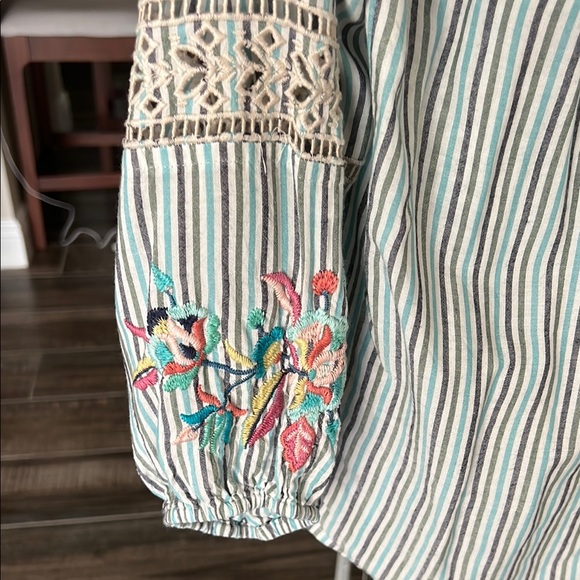 Johnny Was White and Blue Floral Embroidered Mandarin Collar Blouse - Picture 5 of 9